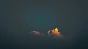 Leuchtende Wolke im Dunkel – Symbol für Hoffnung und Menschlichkeit im Gaza-Israel-Konflikt