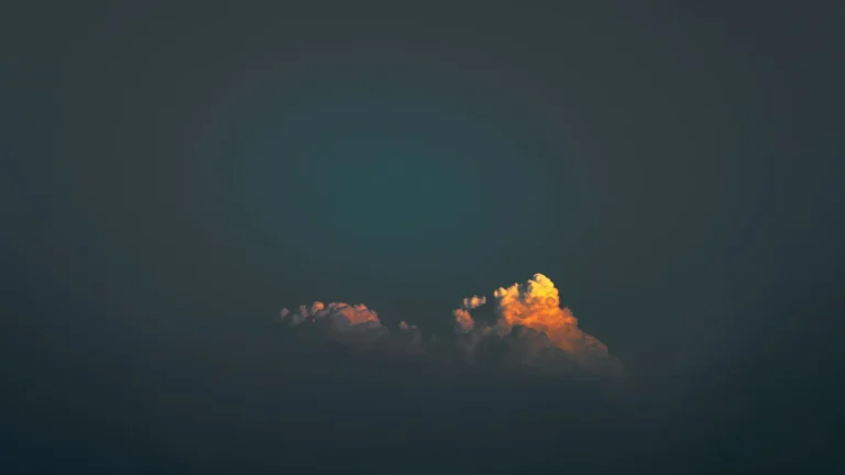 Leuchtende Wolke im Dunkel – Symbol für Hoffnung und Menschlichkeit im Gaza-Israel-Konflikt