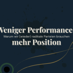 Nachtblauer Hintergrund mit Tuschefleck, goldene Linienkurve, Titel ‘Weniger Performance, mehr Position’ - Sinnbild für klare politische Haltung