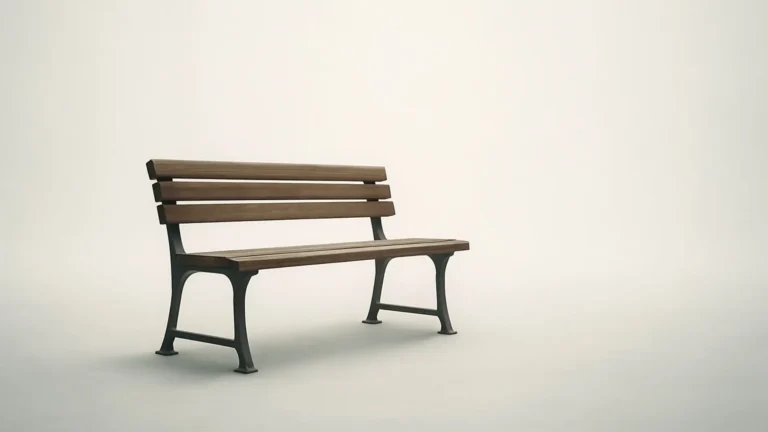 Eine schlichte Holzbank in einem leeren, hellen Raum - Symbol für das stille Gespräch mit dem Holocaust