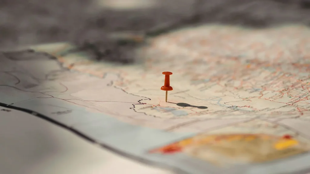Rote Stecknadel auf einer Landkarte - Symbol für die Übersicht der Denkräume im Denklabor
