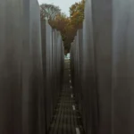 Holocaust Erinnerungskultur - Holocaust-Mahnmal in Berlin - Gang zwischen den Betonstelen