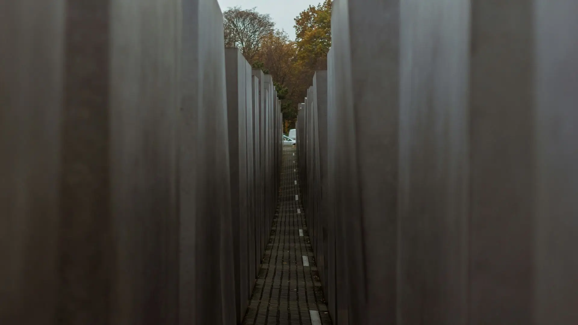 Holocaust Erinnerungskultur - Holocaust-Mahnmal in Berlin - Gang zwischen den Betonstelen