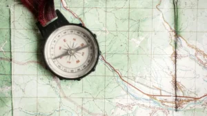 Kompass auf Karte - System-Porträts politischer Systeme