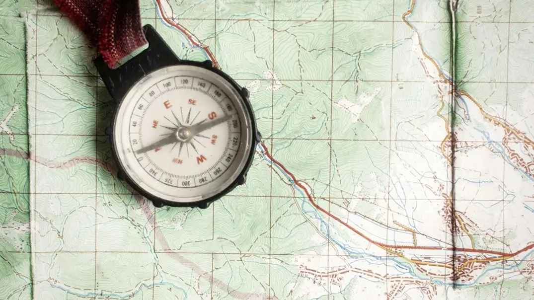 Kompass auf Karte - System-Porträts politischer Systeme