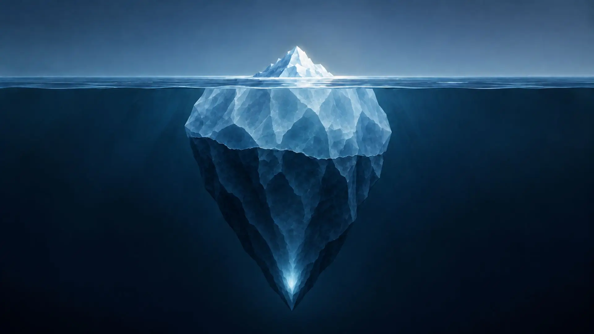 Eisberg mit kleiner sichtbarer Spitze über Wasser und weitaus größerem verborgenem Teil darunter - Sinnbild für das 3-Ebenen-Modell der Ismen: was sich erzählt wird und was darunter wirkt
